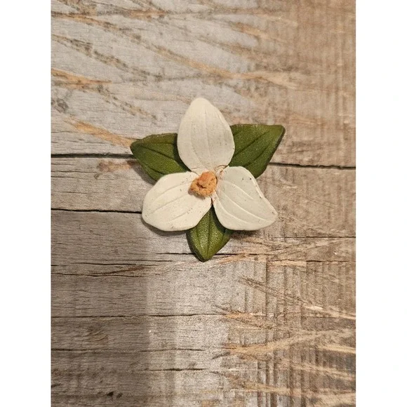Trillium Flower brooch pin - signed Canada Floral Statement Lapel Accent FASHION - Picture 9 of 10